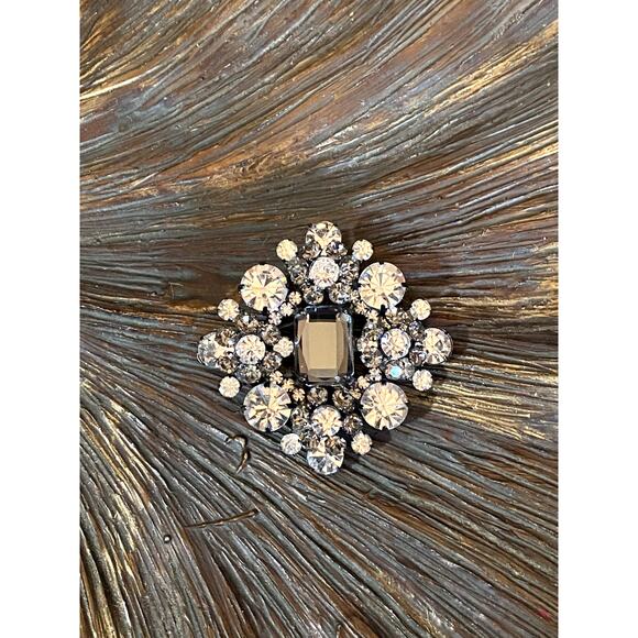 JULIANA, D & E, DELIZZA & ELSTER CLEAR & SMOKEY COLOR CENTER RHINESTONE BROOCH - Picture 2 of 4